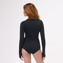 Ladda in bilden i gallerivisningen, Model Back: Uv Line Badeanzug Swimsuit Macae Color V22 Ml Fem Black Upf50+

