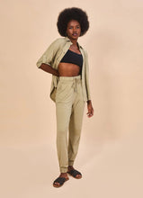 Ladda in bilden i gallerivisningen, Model Front: Uv Line Hemdblusenkleid Shirt Copa Sand Upf50+
