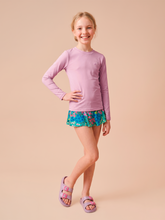 Ladda in bilden i gallerivisningen, Model Front: Uv Line Rashguard Longsleeve Uvpro Kids Rose Upf50+
