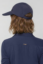 Ladda in bilden i gallerivisningen, Model Back: Uv Line Mützen Visor Capri Colors Nac Fem Navy Blue Upf50+

