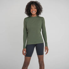Ladda in bilden i gallerivisningen, Model Front: Uv Line Rashguard Longsleeve Uvpro Fem Verde Militar Upf50+
