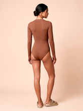 Ladda in bilden i gallerivisningen, Model Back: Uv Line Badeanzug Long Sleeve Swimsuit Macae Brown Upf50+
