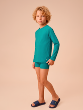 Ladda in bilden i gallerivisningen, Model Front: Uv Line Rashguard Longsleeve Uvpro Kids Green Sea Upf50+

