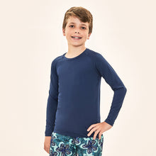 Ladda in bilden i gallerivisningen, Model Front: Uv Line Rashguard Acqua Qr Code Marinho Upf50+
