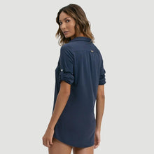 Ladda in bilden i gallerivisningen, Model Back: Uv Line Strandkleid Shirtdress Copenhagen Fem Navy Blue Upf50+
