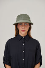Ladda in bilden i gallerivisningen, Model Front: Uv Line Mützen Visor Nice Fem Militar Green Upf50+
