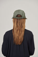 Ladda in bilden i gallerivisningen, Model Back: Uv Line Mützen Visor Nice Fem Militar Green Upf50+
