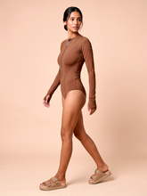 Ladda in bilden i gallerivisningen, Image 03: Uv Line Badeanzug Long Sleeve Swimsuit Macae Brown Upf50+
