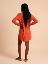 Ladda in bilden i gallerivisningen, Model Back: Uv Line Hemdblusenkleid Shirtdress Copenhagen Pitanga Upf50+
