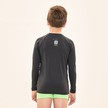Ladda in bilden i gallerivisningen, Model Back: Uv Line Rashguard Acqua Qr Code Preto Upf50+
