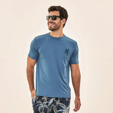 Ladda in bilden i gallerivisningen, Model Front: Uv Line T-Shirts Für Herren T-Shirt Uvline Coqueiro Upf50+
