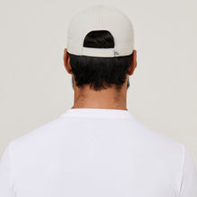 Ladda in bilden i gallerivisningen, Model Back: Uv Line Mützen Cap Uv Pro Masc Sand Upf50+
