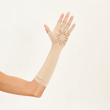 Ladda in bilden i gallerivisningen, Model Back: Uv Line Handschuhe Long Glove Chocolate Upf50+
