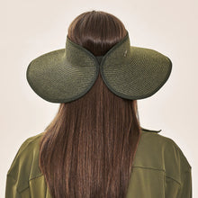 Ladda in bilden i gallerivisningen, Model Back: Uv Line Visor Visor Siena Imp Fem Militar Green Upf50+
