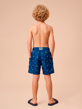 Ladda in bilden i gallerivisningen, Model Back: Uv Line Jungen-Badehose Shorts Acqua Kids Pirates Fun Upf50+
