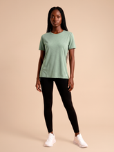 Ladda in bilden i gallerivisningen, Model Front: Uv Line Rashguard T-Shirt Fem New Fit Mix Green Upf50+
