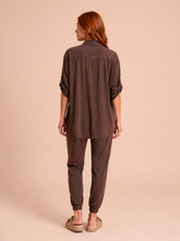 Ladda in bilden i gallerivisningen, Model Back: Uv Line Hemdblusenkleid Shirt Copa Brown Upf50+
