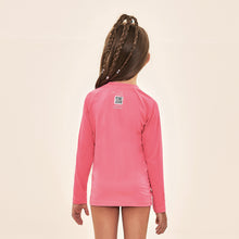Ladda in bilden i gallerivisningen, Model Back: Uv Line Rashguard Acqua Qr Code Chiclete Fluor Upf50+
