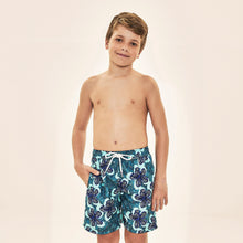 Ladda in bilden i gallerivisningen, Model Front: Uv Line Jungen-Badehose Shorts Aqua Hibiscus Kids Upf50+
