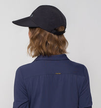 Ladda in bilden i gallerivisningen, Model Back: Uv Line Mützen Visor Capri Colors Nac Fem Black Upf50+
