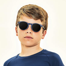 Ladda in bilden i gallerivisningen, Model Front: Uv Line Sonnenbrille Kids Sunglasses Marinho Uv400
