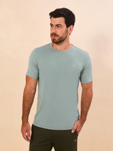 Ladda in bilden i gallerivisningen, Model Front: Uv Line T-Shirts Für Herren T-Shirt New Fit Masc Verde Agua Upf50+
