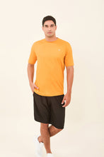 Ladda in bilden i gallerivisningen, Model Front: Uv Line T-Shirts Für Herren T-Shirt Uvpro Masc Orange Upf50+
