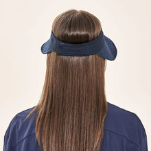 Ladda in bilden i gallerivisningen, Model Back: Uv Line Visor Visor Bali Fem Navy Light Blue Upf50+
