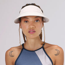 Ladda in bilden i gallerivisningen, Model Front: Uv Line Visor Visor Leblon Sand Upf50+
