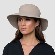 Ladda in bilden i gallerivisningen, Model Front: Uv Line Eimerhut Hat California Nac Fem Sand Upf50+
