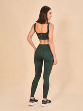 Ladda in bilden i gallerivisningen, Model Back: Uv Line Fitness-Shorts Legging Fit Aspen Green Cactus Upf50+
