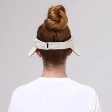 Ladda in bilden i gallerivisningen, Model Back: Uv Line Visor Visor Bali Fem Sand Black Upf50+
