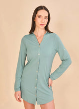 Ladda in bilden i gallerivisningen, Model Front: Uv Line Hemdblusenkleid Shirtdress Copenhagen Water Green Upf50+
