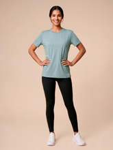 Ladda in bilden i gallerivisningen, Model Front: Uv Line Strandtop T-Shirt Uvpro Fem Green Water Upf50+
