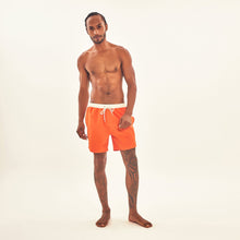 Ladda in bilden i gallerivisningen, Model Front: Uv Line Bermuda-Shorts Shorts Boxer Orange Upf50+

