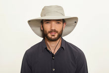 Ladda in bilden i gallerivisningen, Model Front: Uv Line Schlapphut Hat Safari L Masc Sand Upf50+
