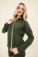Ladda in bilden i gallerivisningen, Gallery: Uv Line Fitness-Cover-Up Bag-Foldable Windbreaker Jacket Verde Militar
