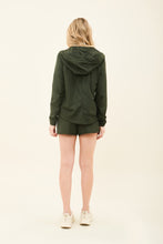 Ladda in bilden i gallerivisningen, Model Back: Uv Line Fitness-Cover-Up Bag-Foldable Windbreaker Jacket Verde Militar
