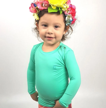 Ladda in bilden i gallerivisningen, Model Front: Uv Line Rashguard Camiseta Baby Nina Verde Claro Upf50+

