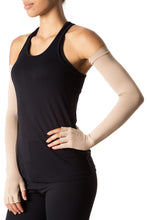 Ladda in bilden i gallerivisningen, Model Front: Uv Line Handschuhe Extra Long Glove Chocolate Upf50+
