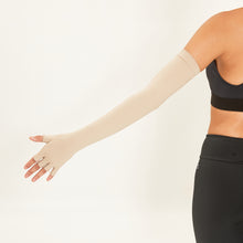 Ladda in bilden i gallerivisningen, Model Back: Uv Line Handschuhe Extra Long Glove Chocolate Upf50+
