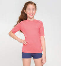 Ladda in bilden i gallerivisningen, Model Front: Uv Line Rashguard Kids Fpu50+ Uvpro Short Sleeve T-Shirt Coral Uv

