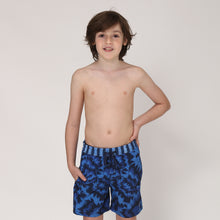 Ladda in bilden i gallerivisningen, Model Front: Uv Line Jungen-Badehose Short Acqua Oceano Inf Upf50+
