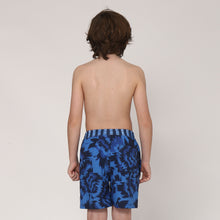 Ladda in bilden i gallerivisningen, Model Back: Uv Line Jungen-Badehose Short Acqua Oceano Inf Upf50+
