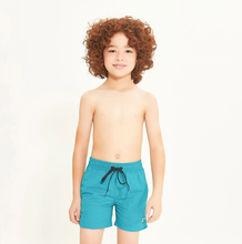 Ladda in bilden i gallerivisningen, Model Front: Uv Line Jungen-Badehose Short Aqua Lucca Petroleo Upf50+
