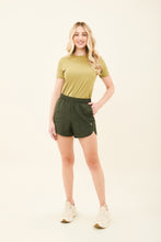 Ladda in bilden i gallerivisningen, Model Front: Uv Line Fitness-Shorts Short Race Verde Militar Upf50+
