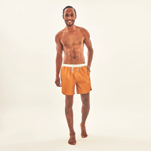 Ladda in bilden i gallerivisningen, Model Front: Uv Line Bermuda-Shorts Shorts Boxer Ocre Upf50+
