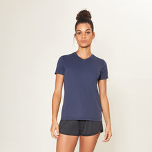 Ladda in bilden i gallerivisningen, Model Front: Uv Line Fitness-Top Sport Fit Fem Marinho Upf50+
