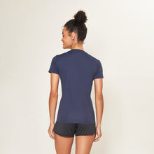 Ladda in bilden i gallerivisningen, Model Back: Uv Line Fitness-Top Sport Fit Fem Marinho Upf50+
