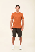 Ladda in bilden i gallerivisningen, Model Front: Uv Line T-Shirts Für Herren T-Shirt Sport Fit Caramelo Upf50+
